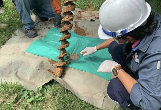 การเก็บตัวอย่างดินชั้นบน